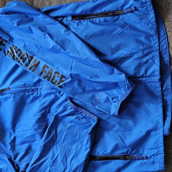 Boy's Blue hooded The North Face WindWall light-weight wind/rain jacket. - Picture 3 of 7
